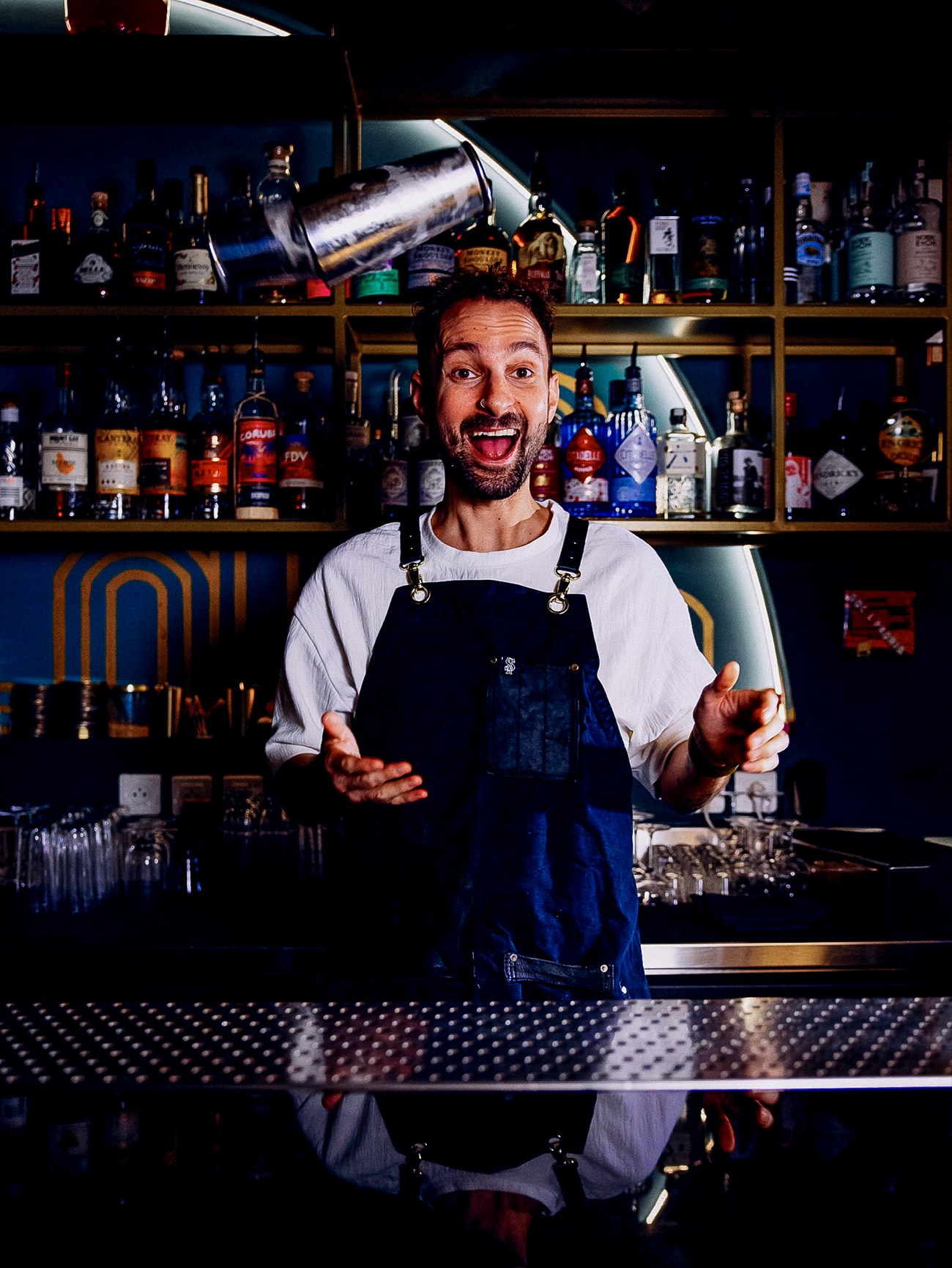 David derrière le bar, un shaker à la main
